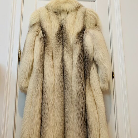 Incredible Full Length Blue Fox Fur Coat | Beautiful Collar | Stunning White Fur - Picture 13 of 16